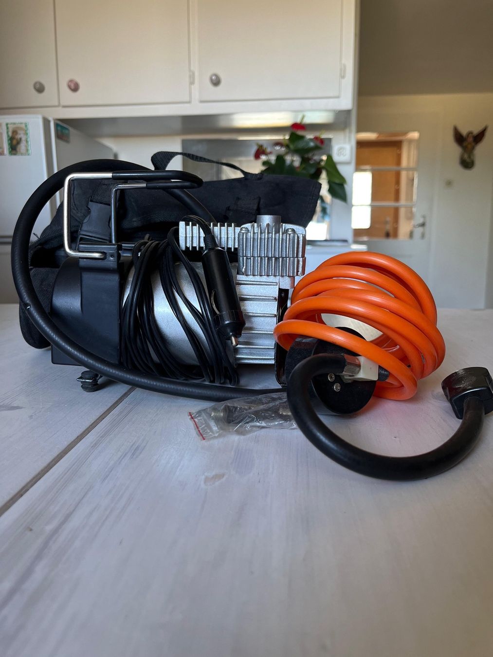 Kompressoren: Auto Kompressor 12V mit Schlauch und Tasche gebraucht – Gebraucht aus Tafers von JP911 2