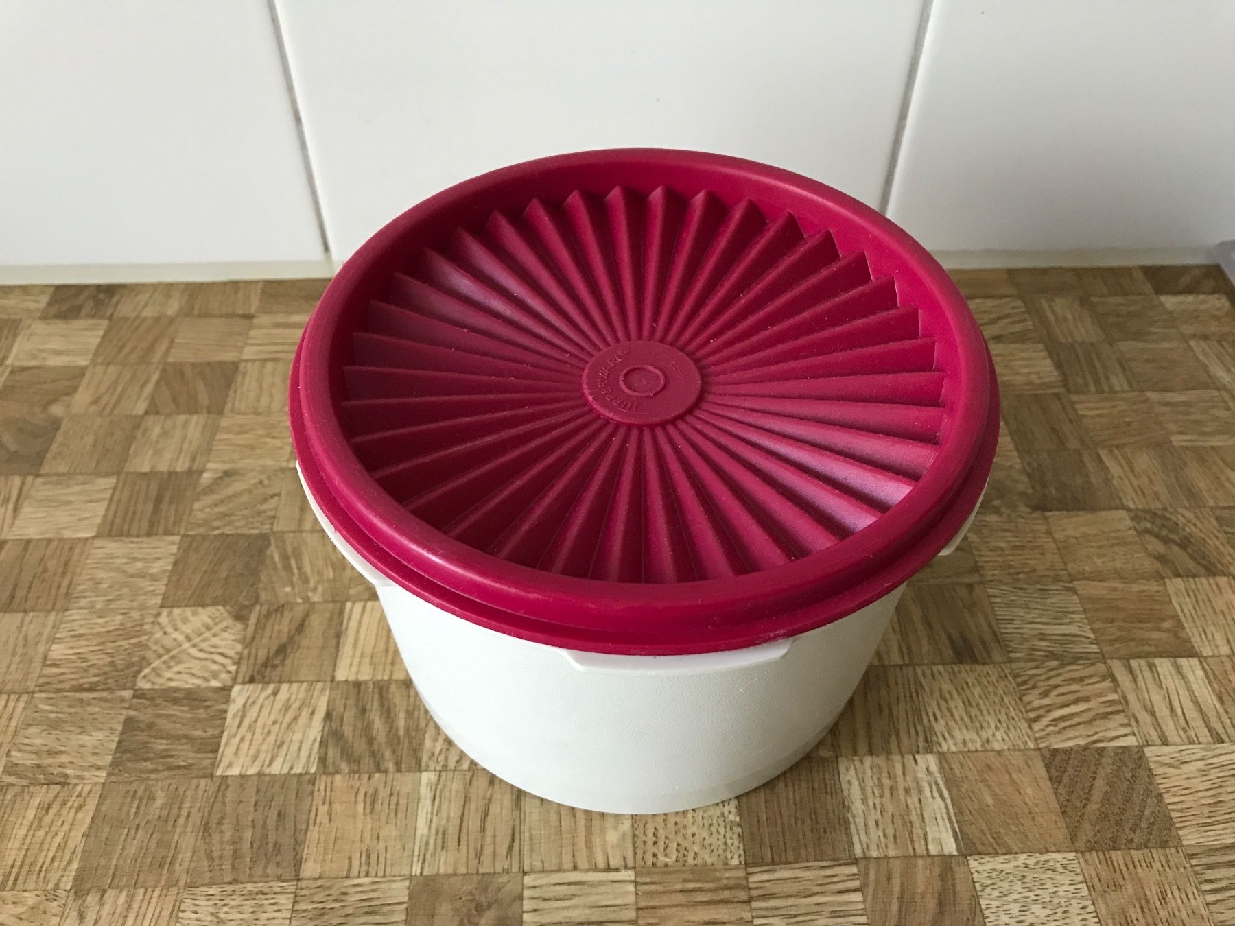 Tupperware Behälter & Ähnliches: Tupperware Dose mit Sonnendeckel – Gebraucht aus Birmensdorf ZH von Hilhan