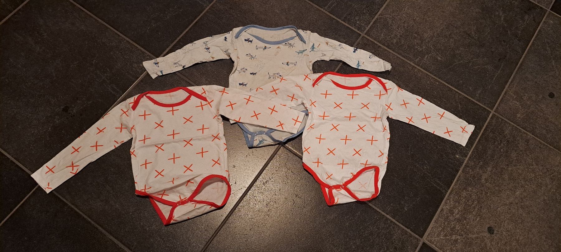 Lotti & Set di vestiti: 3 Baby Bodys Gr. 86 – Usato da Niedergampel venduto da Picas2ndHand