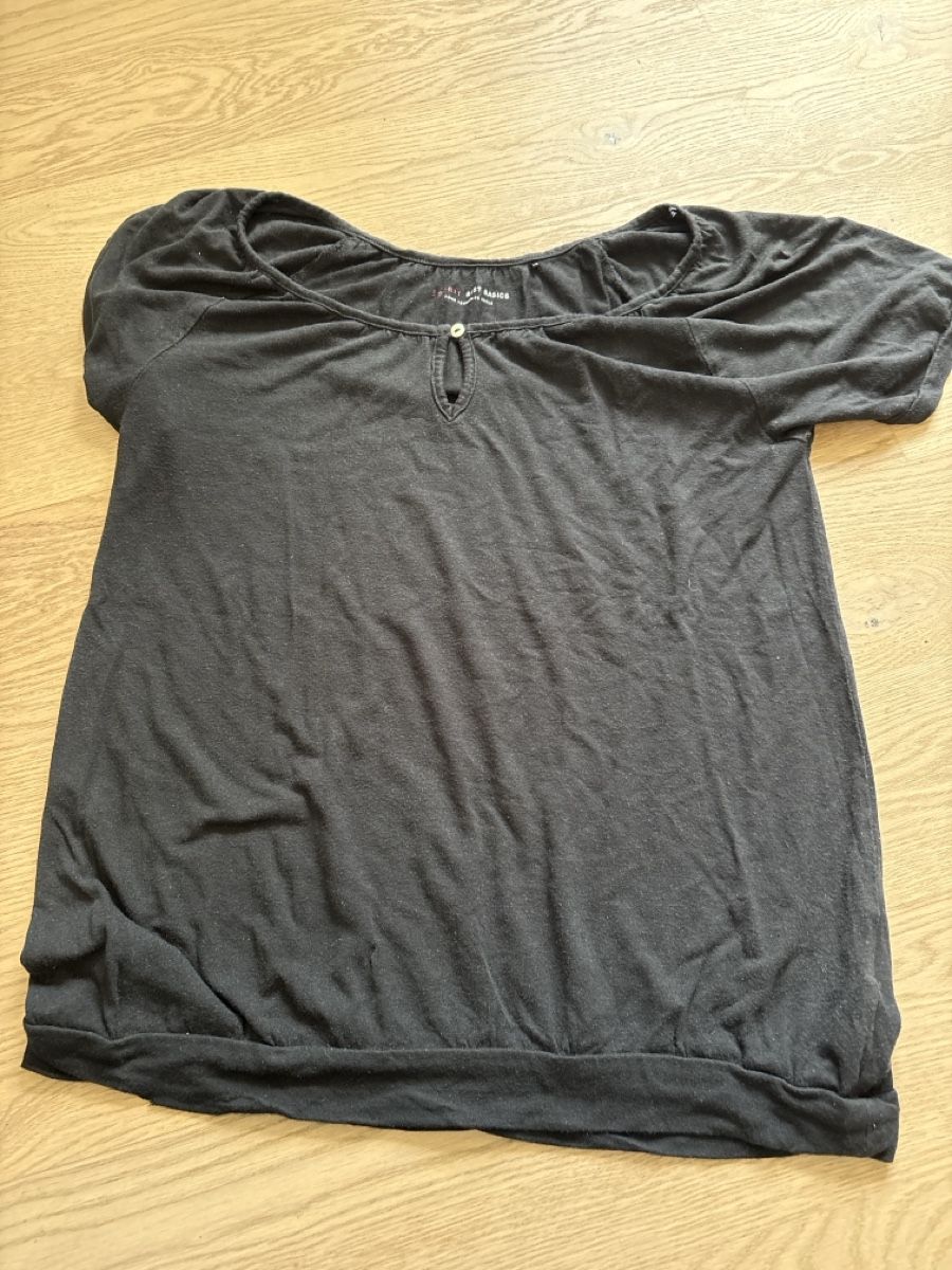 Esprit T-shirt: Schwarzes Shirt von Esprit Grösse M – Usato da Erlinsbach venduto da Camara4