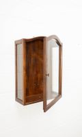 Wandvitrine / verglaste Vitrine aus Holz mit Tür