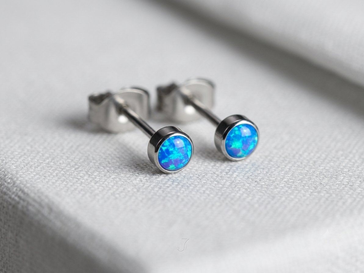 Orecchini pendenti & Orecchini a lobo: Titanium-Ohrstecker mit Opal / 3 mm – Nuovo e nell'imballaggio originale da Matten b. Interlaken venduto da kero71 1