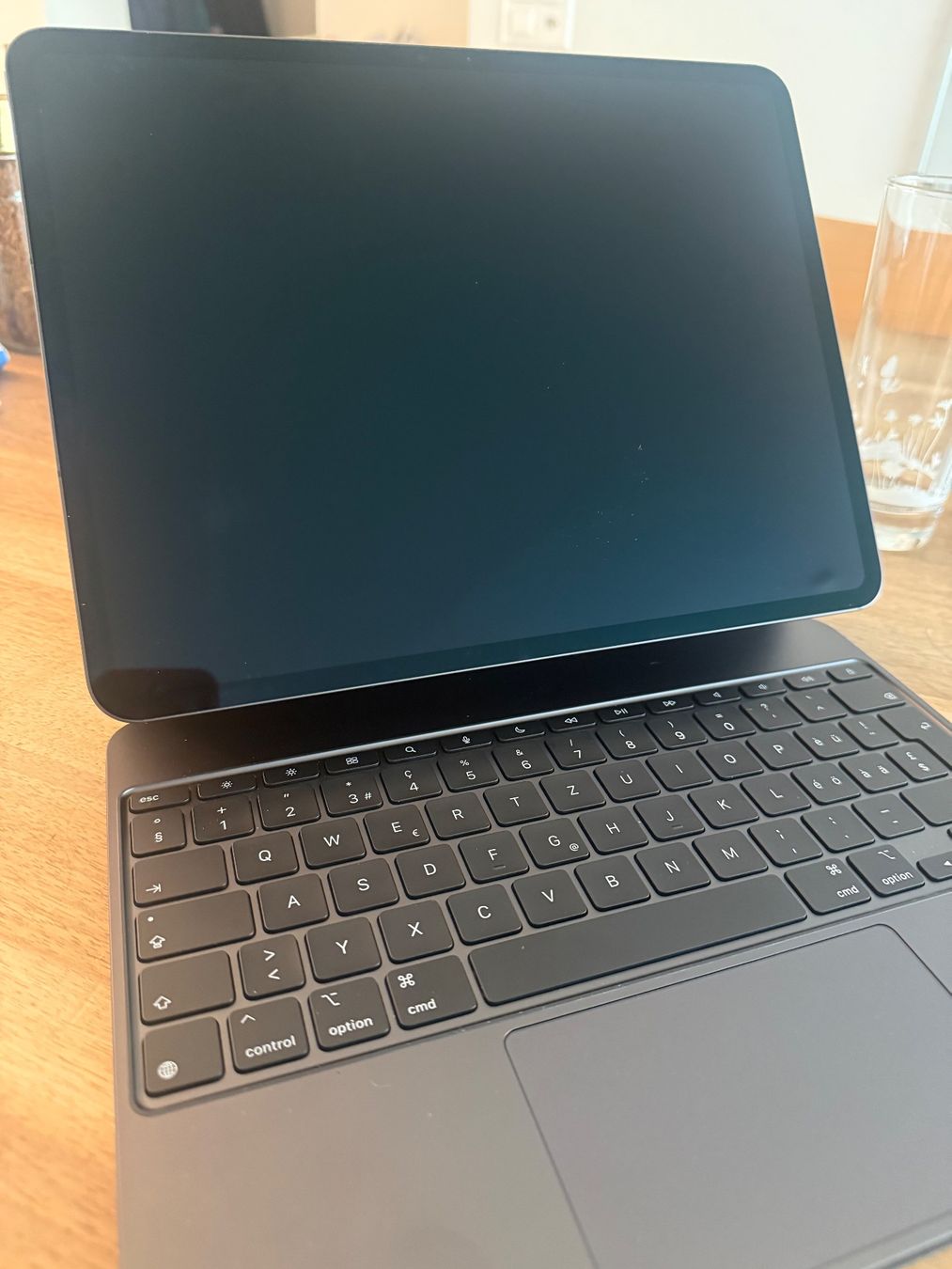 Apple Tablet PC: iPad Pro 13", 256GB, Wifi & Cellular inkl. Magic Keyboard – Usato da Zürich venduto da oli_rbv6