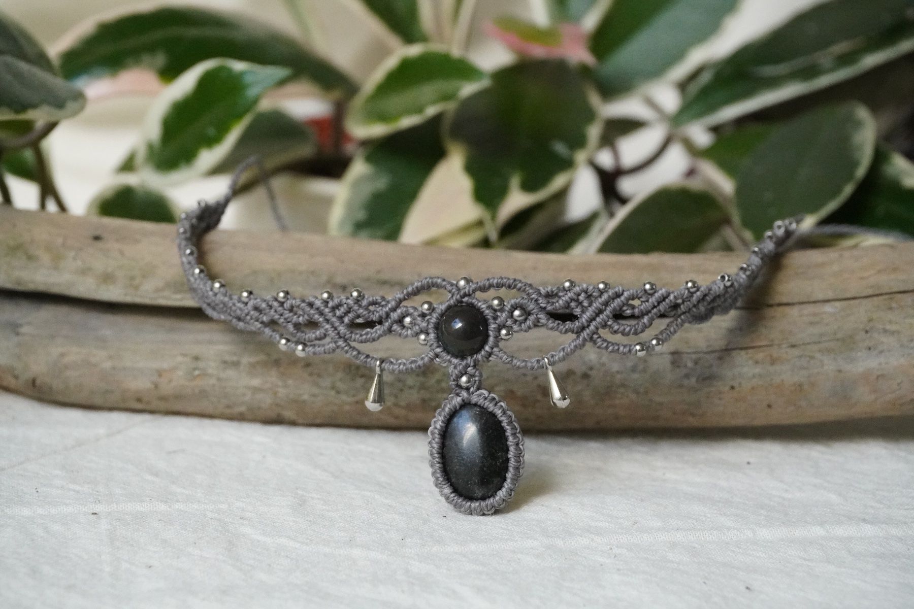 Catenine: Einzelstück - mirava - Makramee Choker-Halskette – Nuovo (secondo la descrizione) da Heerbrugg venduto da R.St27