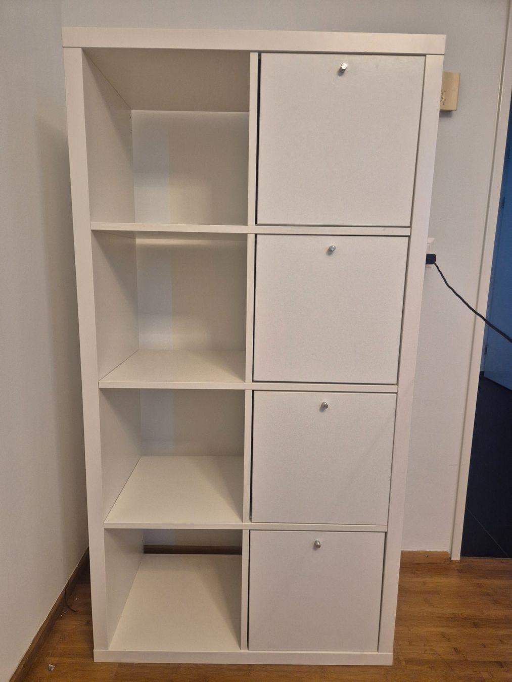 Ikea Étagères: Ikea Kallax mit Türen weiss – D'occasion à Zürich par LukasH89