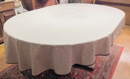 Ovale Baumwoll-Tischdecke, delikates Blumenmuster, neuwertig