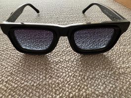 Stylische, schwarze Sonnenbrille