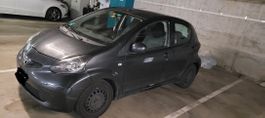 Kleinwagen Toyota Aygo dunkelgrau 5-türig gebraucht