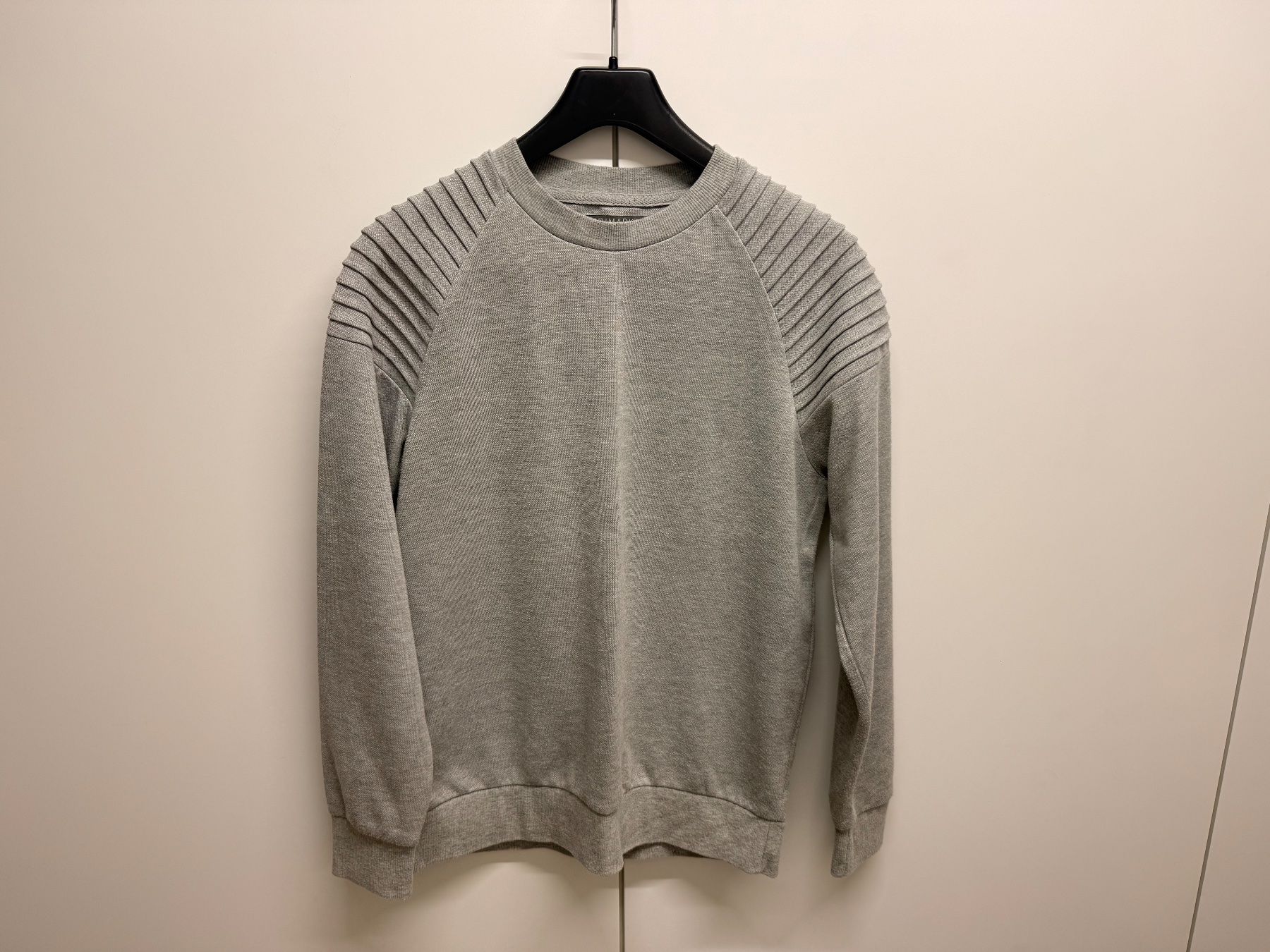 Primark Pullover & Sweatshirts: Pullover Primark grau mit Schulterdetails Grösse M – Gebraucht aus Zürich von celai.