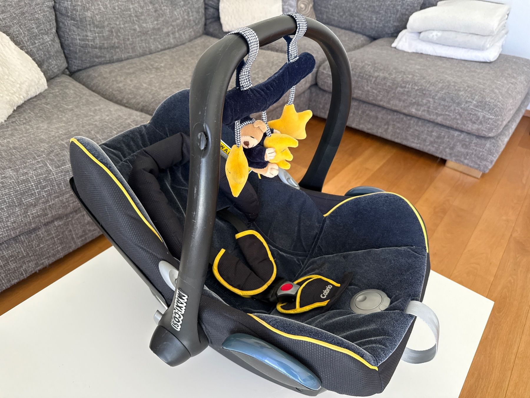 Maxi-Cosi Seggiolini per auto: Babyschale Maxi Cosi Cabrio, edler dunkelblauer Samt – Usato da Hägendorf venduto da ama_71 2