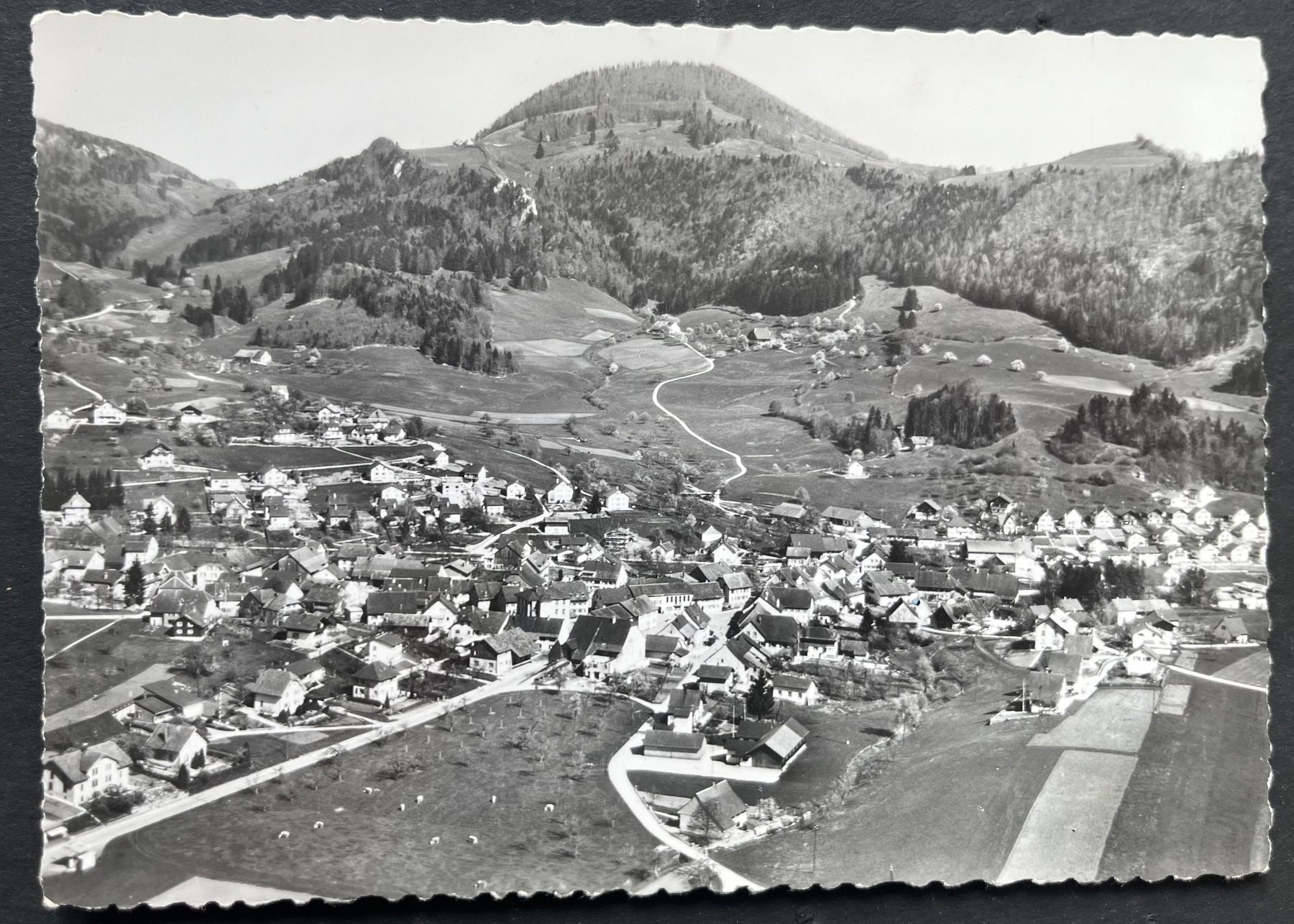 Cartoline postali: Mümliswil SO/ Mit dem Flugzeug über...ca. 1960 – Usato da Ostermundigen venduto da DaxKarten-75
