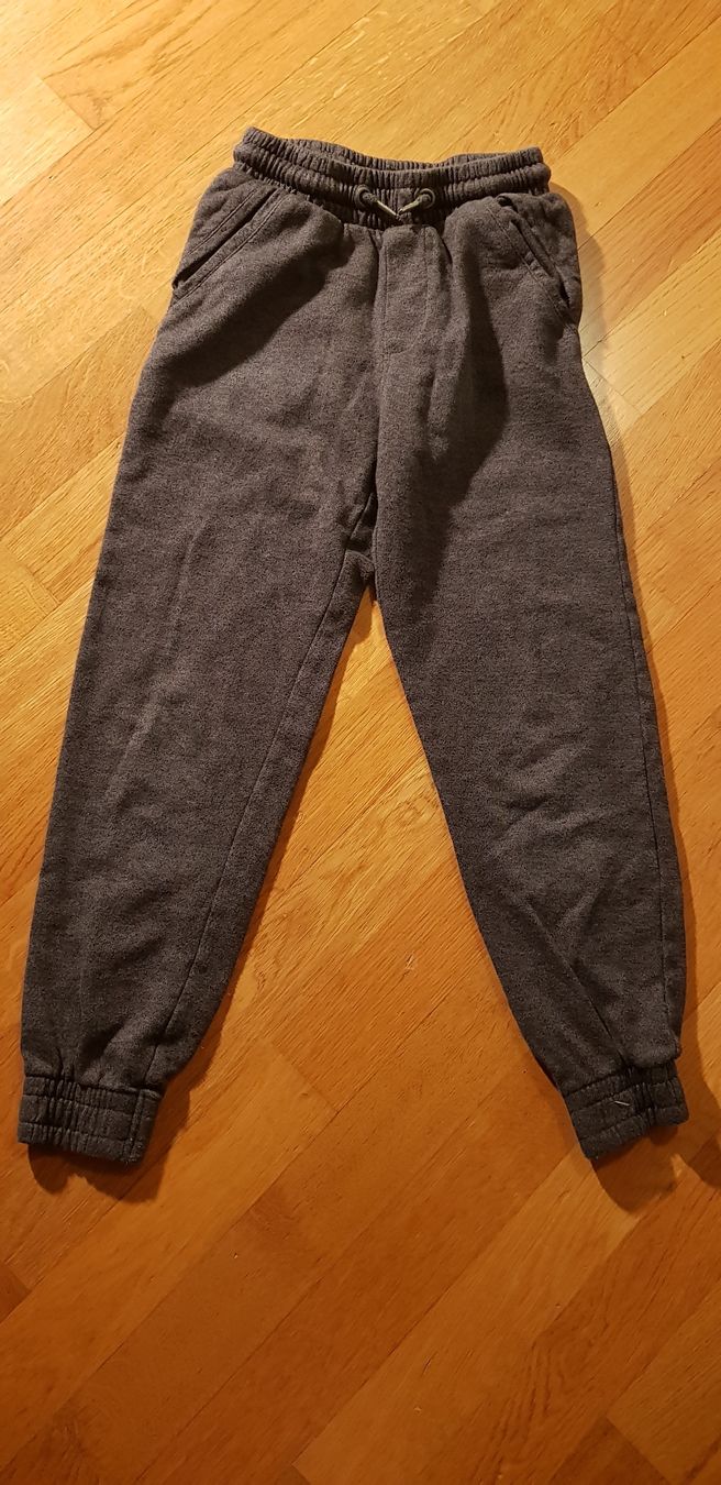 Pantalons: Trainer Grösse 134/140 neuwertig – D'occasion à Uznach par Bilkev