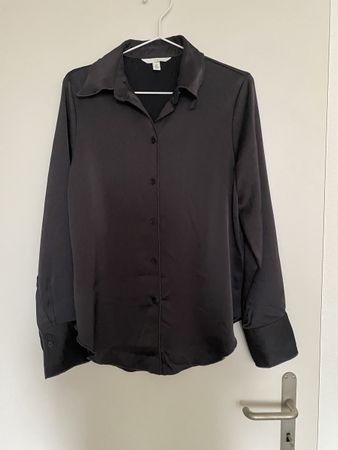 Schwarze satinierte Bluse
