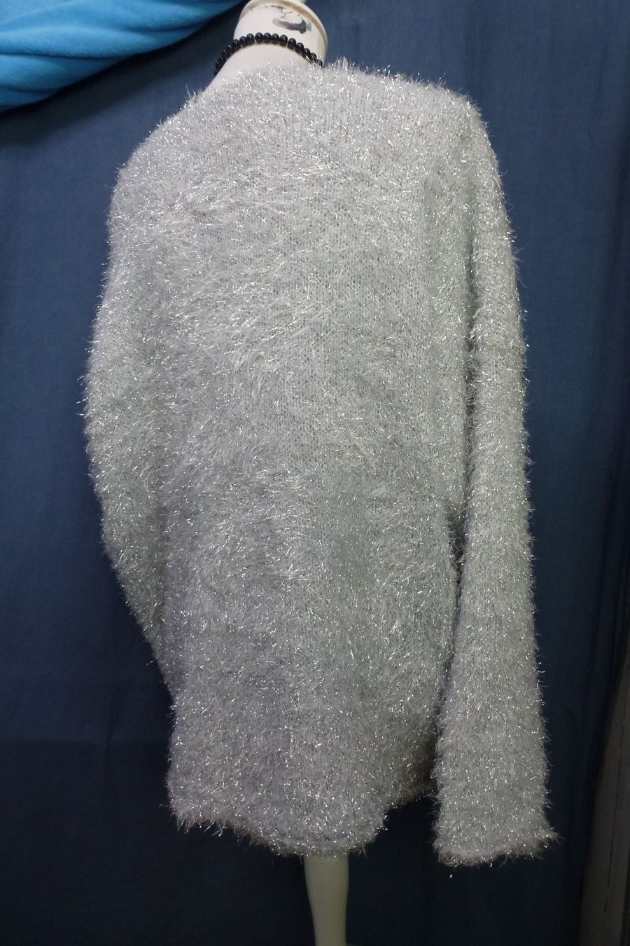 Maglioni & Felpe: PULLOVER IN SILBER FRANSENPULLOVER KRATZT NICHT GR XL WEIT – Nuovo (secondo la descrizione) da Kreuzlingen venduto da ang_7k8d 6