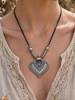 Collana color argento stile etnico nuovo