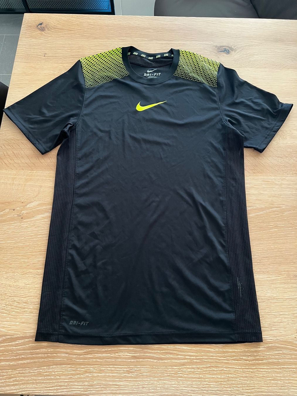 Nike Canottiere & Pantaloni: Nike Trainings Shirt in Grösse S – Usato da Oberwil-Lieli venduto da Jo-Ke