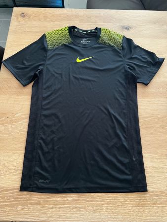 Nike Trainings Shirt in Grösse S