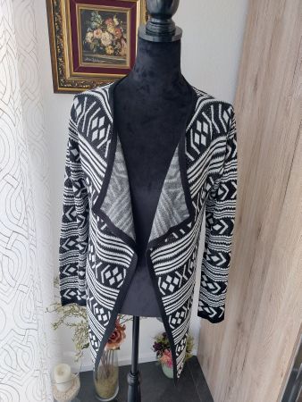 Hübsche Strickjacke