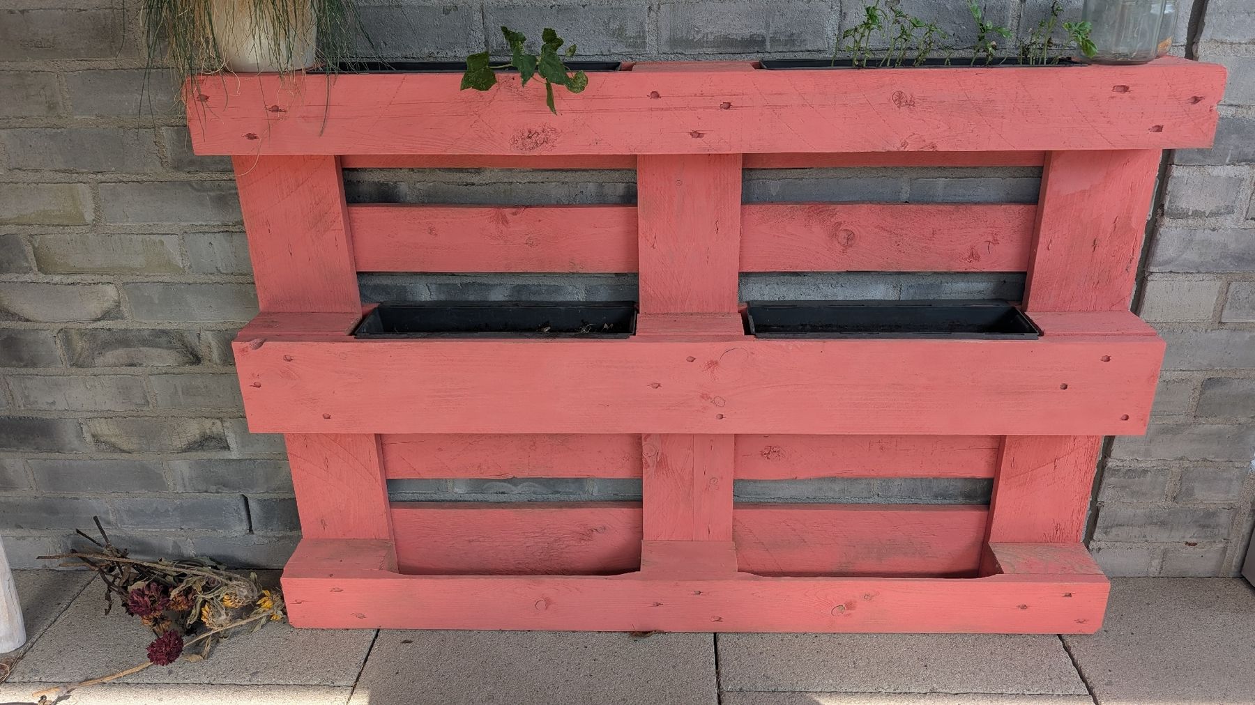 Paletten: Paletten-Blumenregal, angesprüht – Gebraucht aus Kloten von Carina_x9