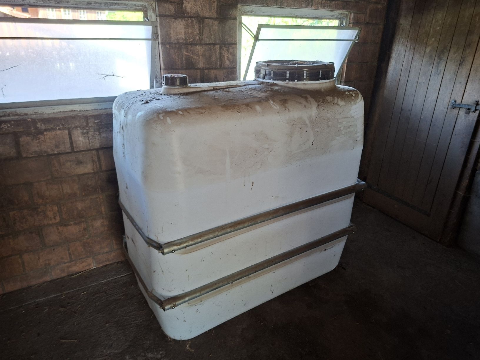Abbeveratoi e trogoli: Wassertank 1100 Liter Domtank – Usato da Aeschau venduto da Elu2000 4