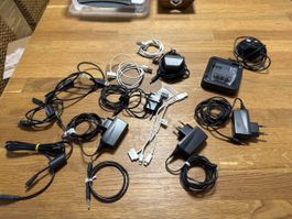 Konvolut Ladekabel und Netzteile diverser Typen