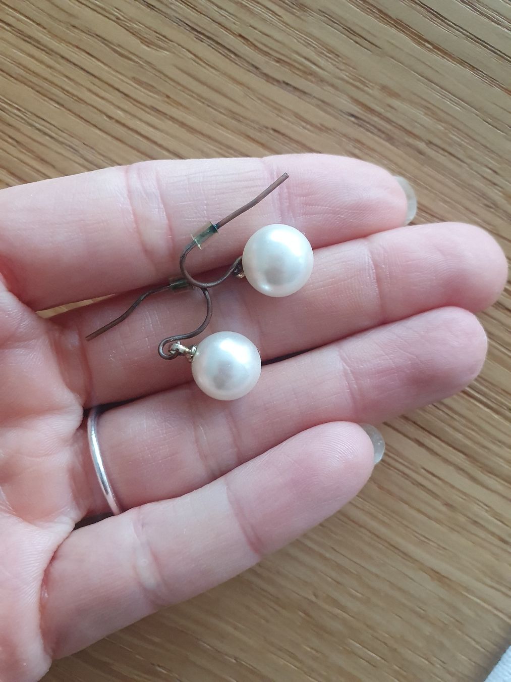 Orecchini pendenti & Orecchini a lobo: Elegante Ohrringe mit Perlen Optik – Usato da Moosseedorf venduto da Sonnenschein.. 3