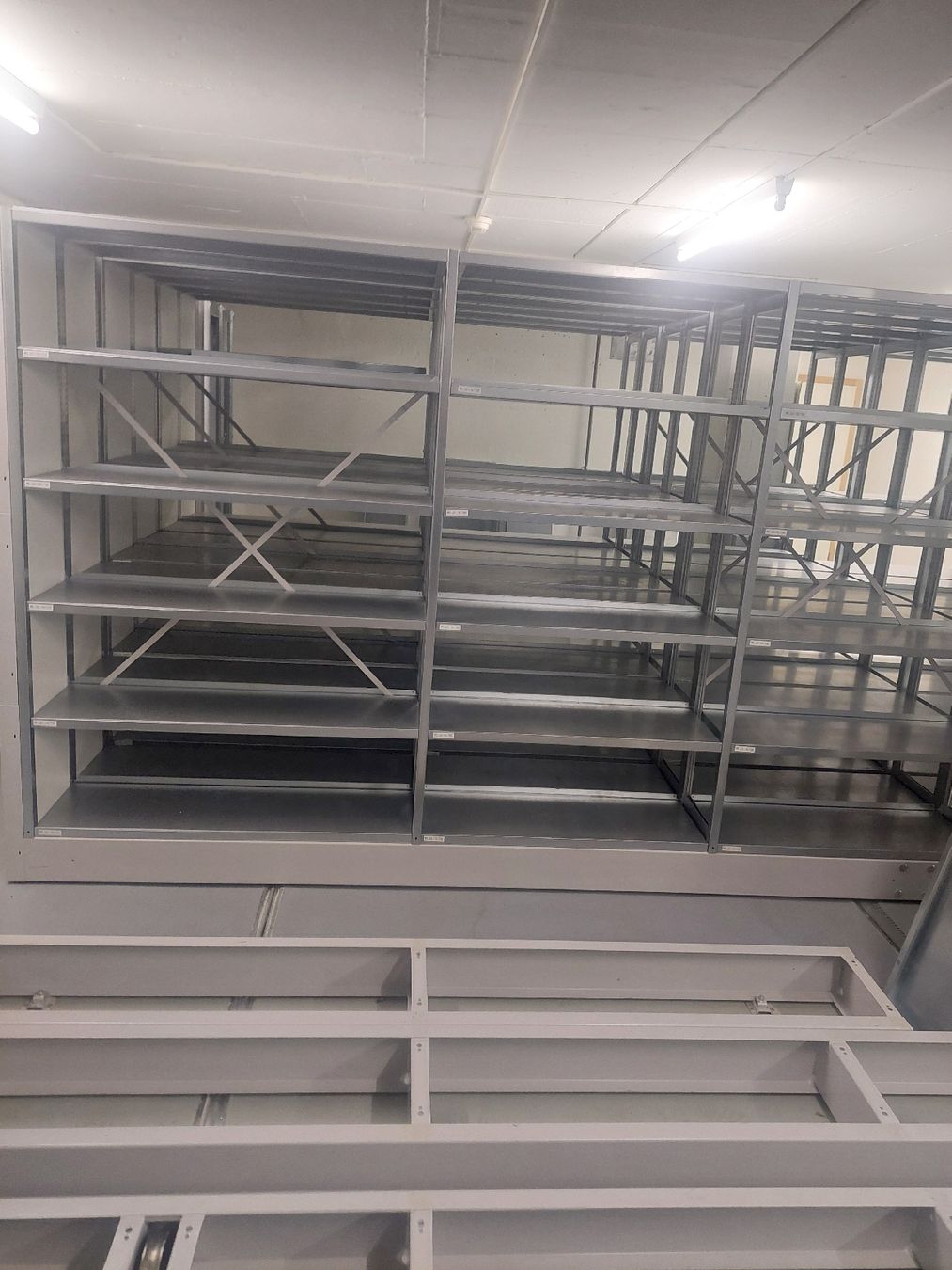 Scaffali: Scaffalatura in metallo, robusta – Usato da Safenwil venduto da Leo.87.