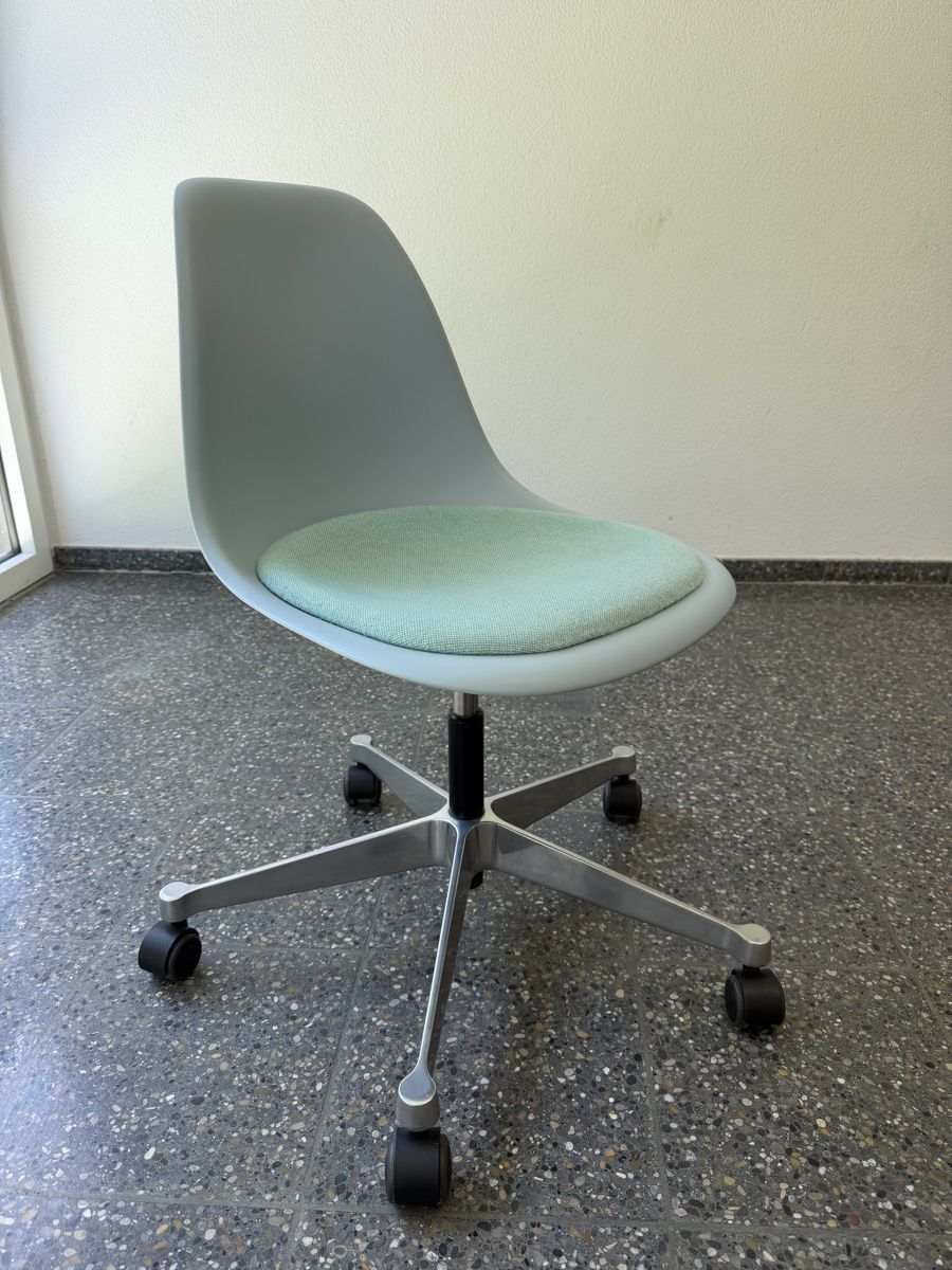 Eames Chaises: Eames Plastic Side Chai Bürostuhl  mit Sitzpolster – D'occasion à Adliswil par JaneSilver 1