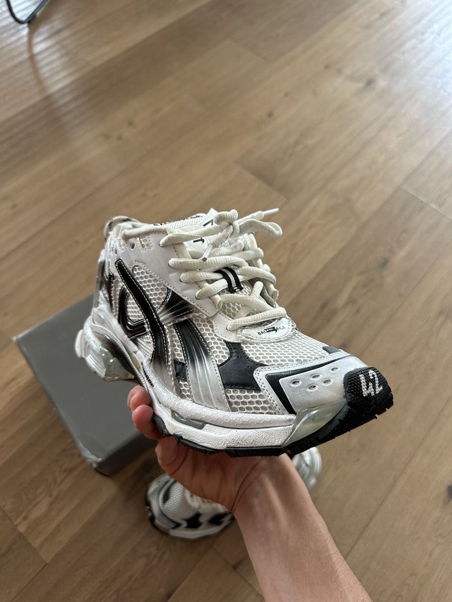 Balenciaga Scarpe da uomo: Balenciaga Runner White/Black – Usato da Seltisberg venduto da izz_8xth 1