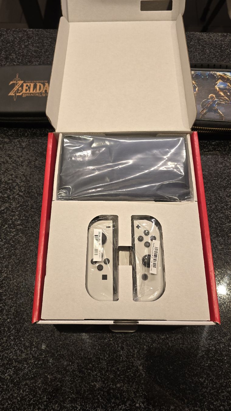 Nintendo Console: Nintendo Switch OLED Mega-Bundle mit Zelda & Zubehör - OVP – Usato da Turgi venduto da Malthael 4