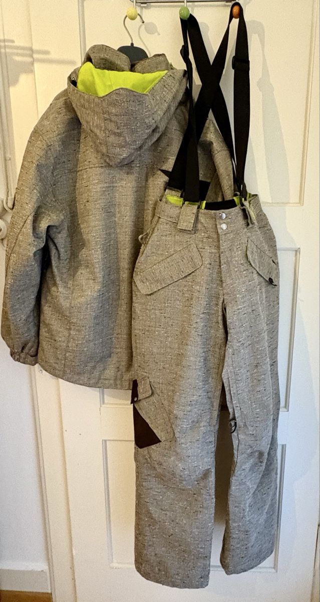 Costumes, combinaisons de sport et fonctionnelles: Ski-Snowboardanzug – D'occasion à Luzern par pat_28xl