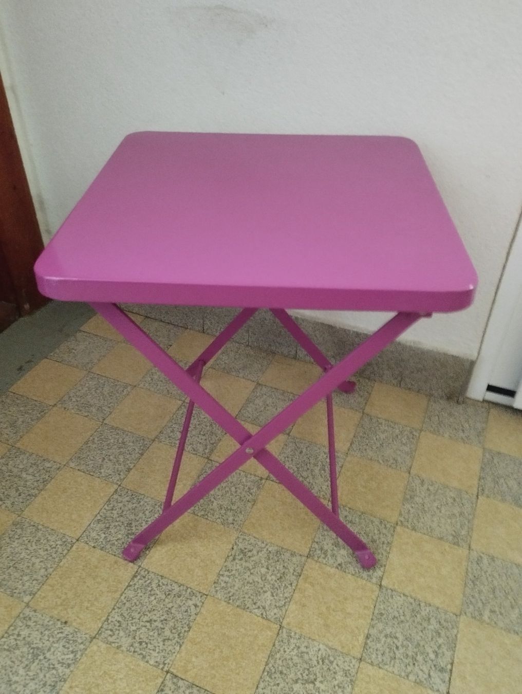 Tische: 5). Kleiner Tisch – Gebraucht aus Niedergesteln von Dekoat