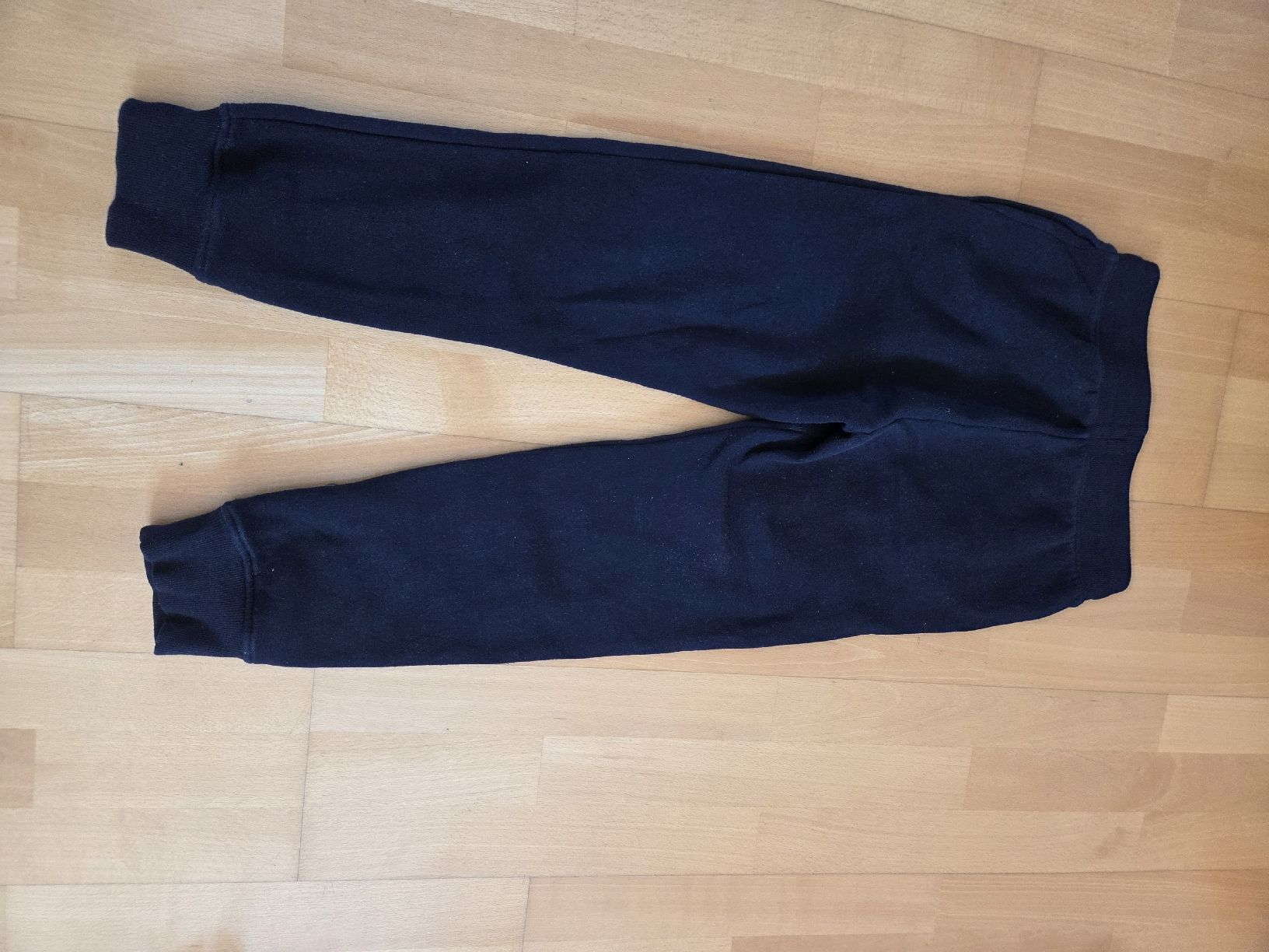H&M Hosen: Trainerhose schwarz H&M Grösse 140 – Gebraucht aus St. Gallen von Rotezorraa 1
