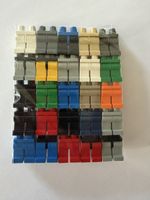 25 Stück Mix Beine Lego Figuren/ Ersatzteile.