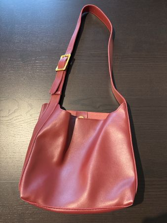 Trendige Tasche in Weinrot mit Necessaire, neuwertig