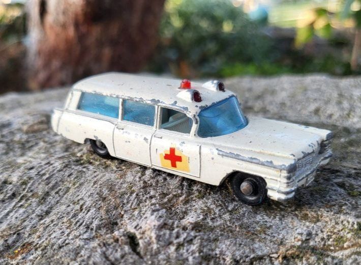 Miniature Matchbox Series 1-75 N°54 : Ambulance Cadillac S&S Des Années 1960, échelle 1/64