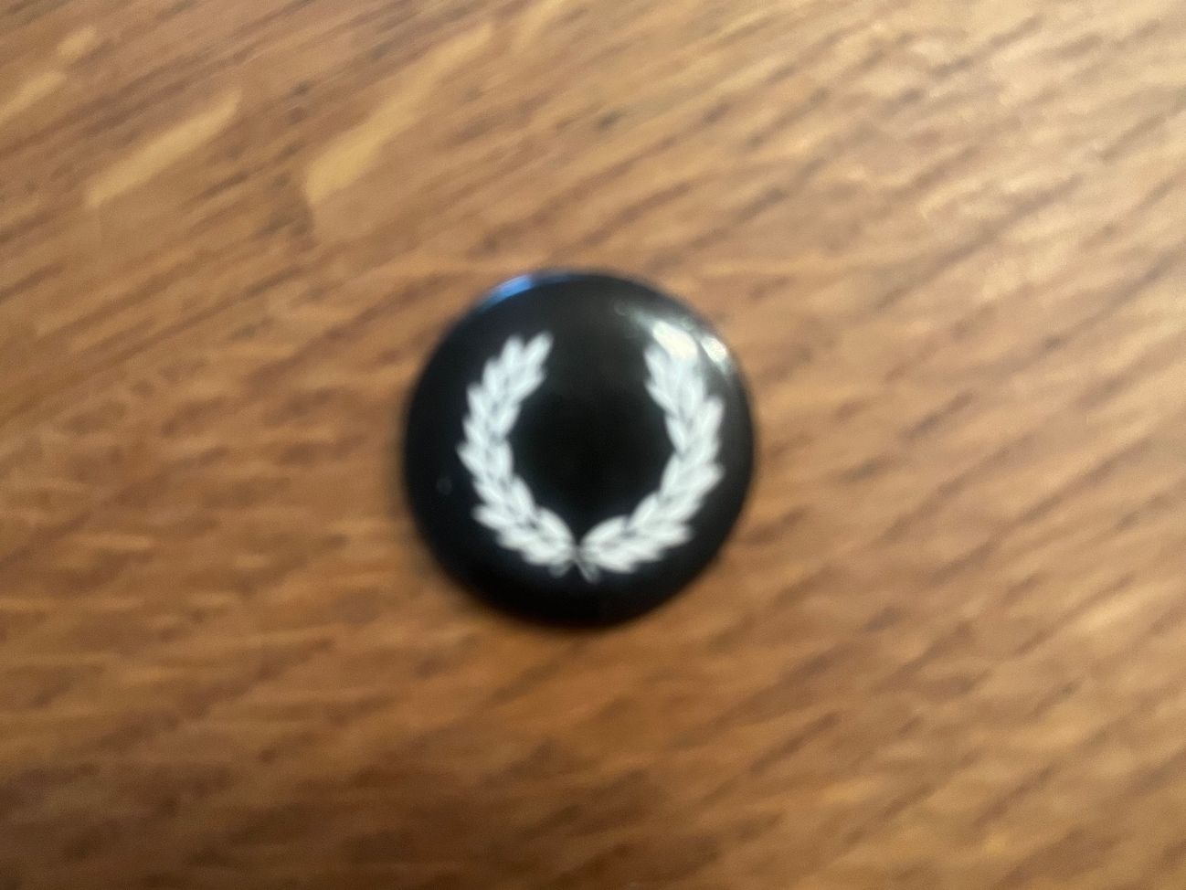 Plaketten & Abzeichen: *Fred Perry Button* – Gebraucht aus Seuzach von Black_sheep