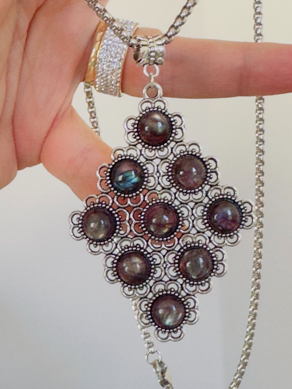 Catenine: Color Enhanced Red Flash Labradorite Necklace – Nuovo e nell'imballaggio originale da Genève venduto da AGBERG 1
