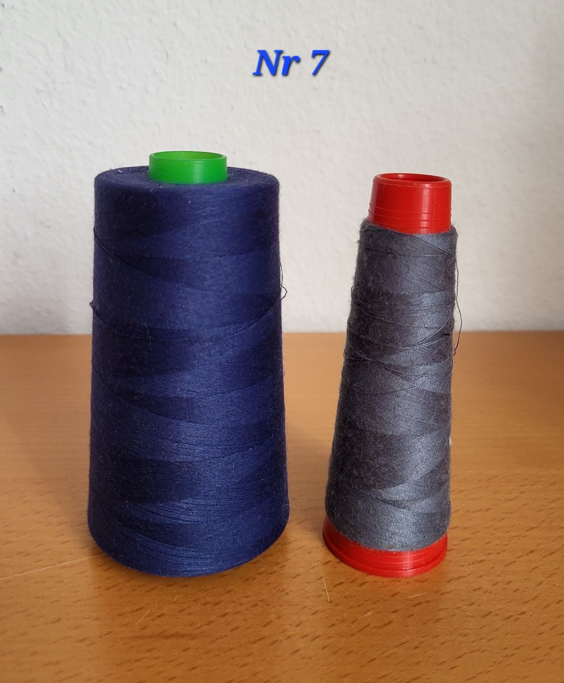 Cordelettes & Fils: Overlockfaden, Dunkelblau und Grau,   Nr. 7 – D'occasion à Winterthur par Baer49