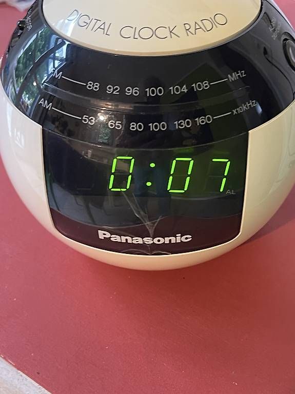 Radio: Radio mit Uhr und Wecker – Usato da Arlesheim venduto da ren_5d2b