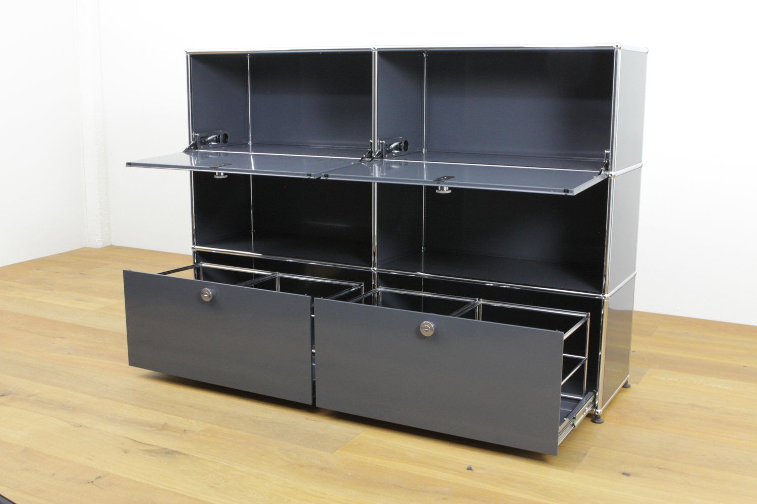 USM Scaffali: USM Haller Highboard Anthrazitgrau – Nuovo (secondo la descrizione) da Affoltern am Albis venduto da StudioStandard 1