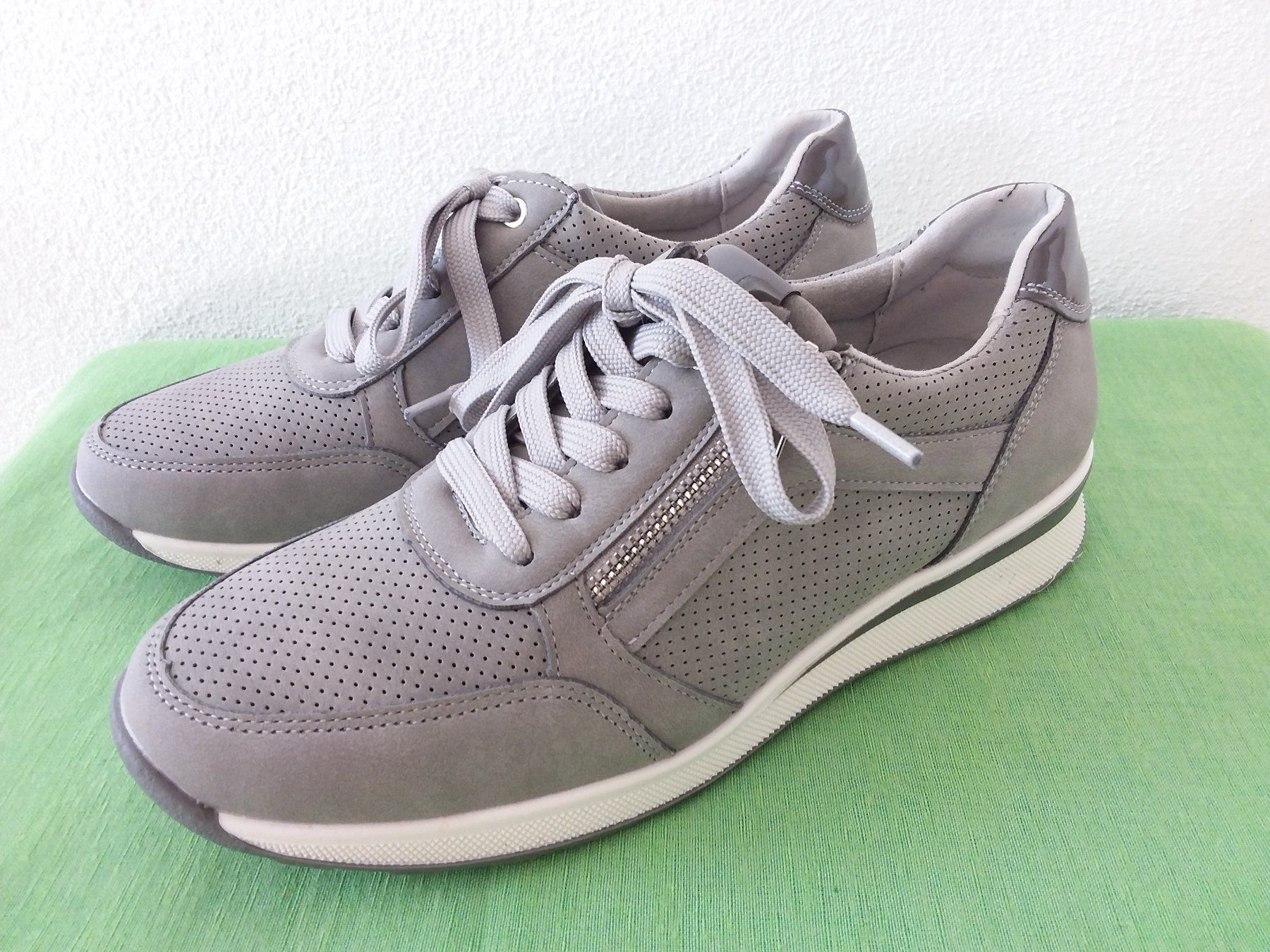 Scarpe da donna: NEUE  Sneakers, grau, Gr 40 – Usato da Uitikon Waldegg venduto da Risibisi7