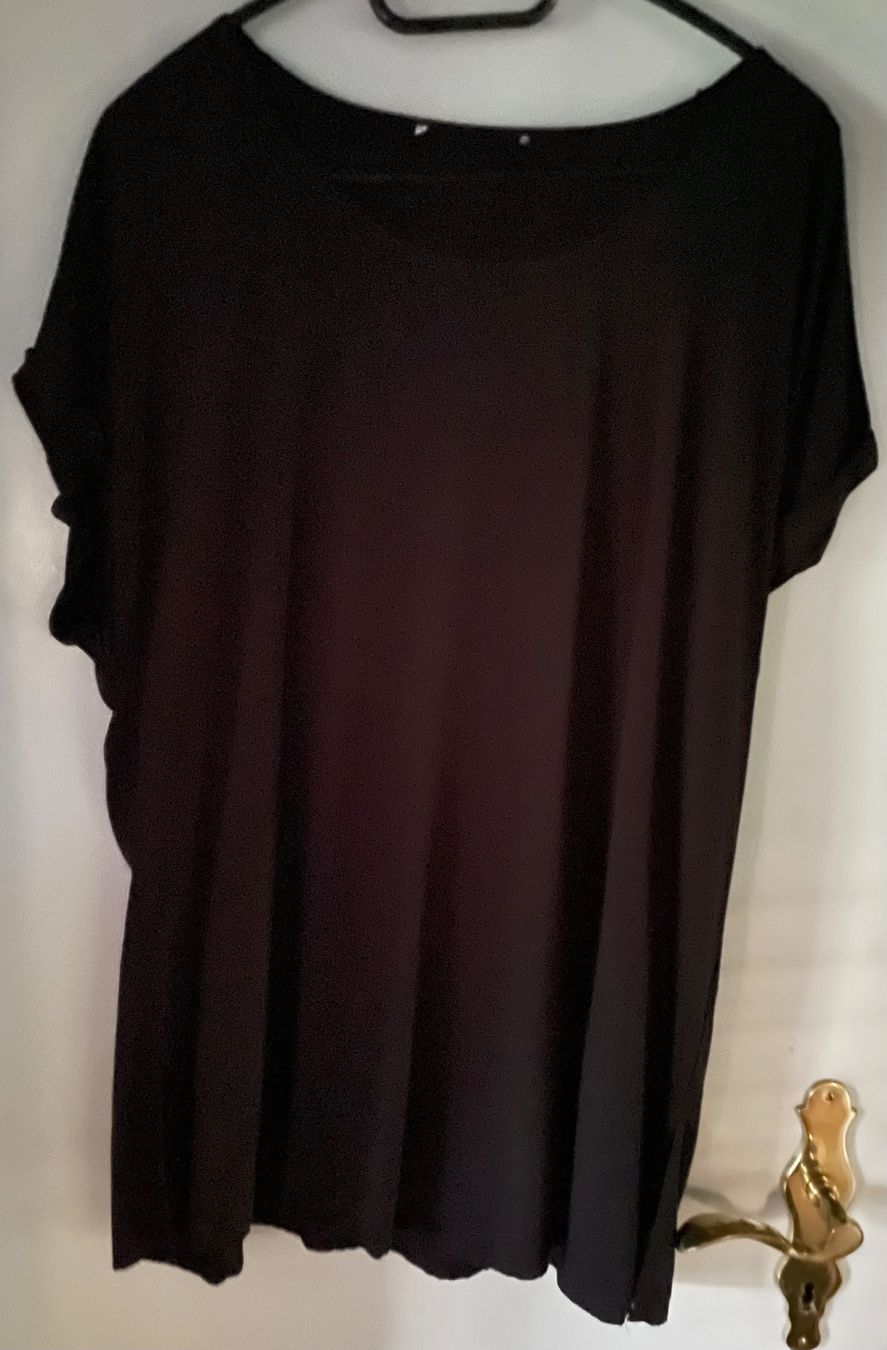 T-Shirts: Schwarzes Shirt Grösse 44 – Gebraucht aus Adligenswil von Decor-Tech 3