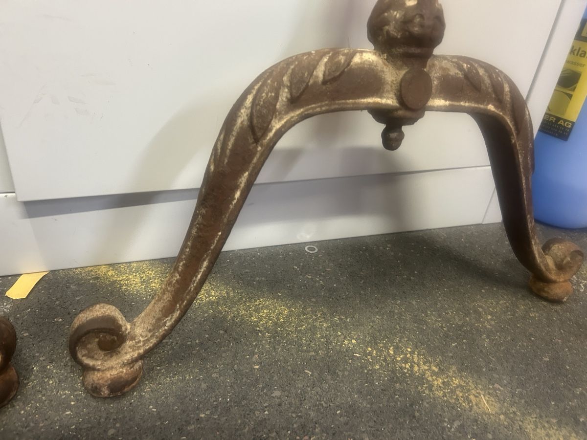 Altri mobili d'antiquariato: Tischbeine Guss – Usato da Wangen ZH venduto da Brihint 2