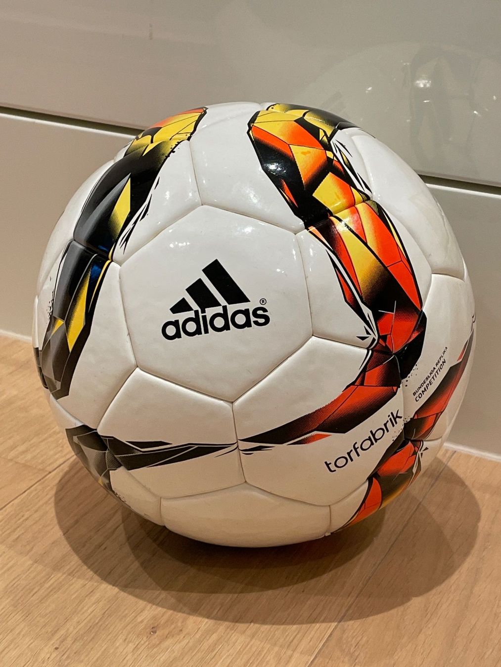 Adidas Palloni: Adidas Torfabrik Trainingsball Replica - Grösse 5 – Usato da Zürich venduto da plumita