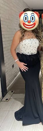 Abendkleid in schwarz/weiss mit Steinverzierung