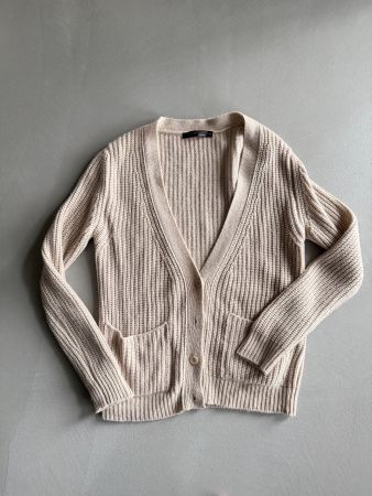 Beige farbene Strickjacke