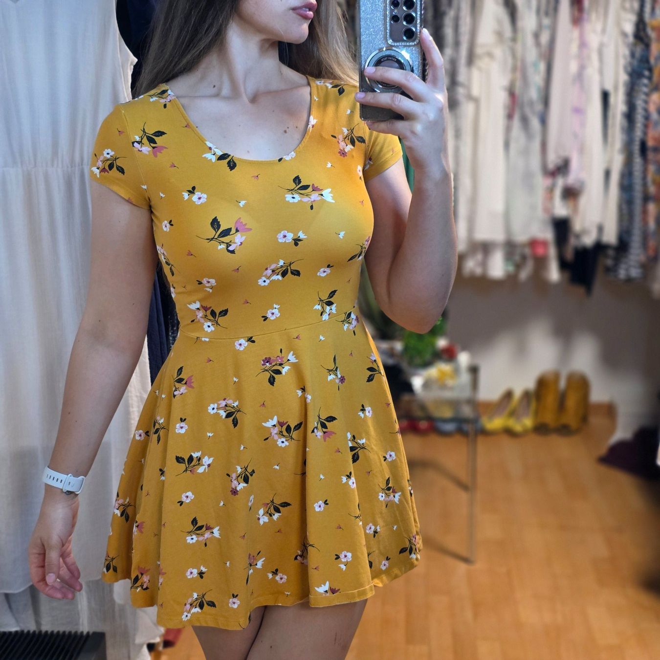 Vestiti: C&A Kleid M ocker kurz Blumenmuster – Usato da Wald ZH venduto da CapLux