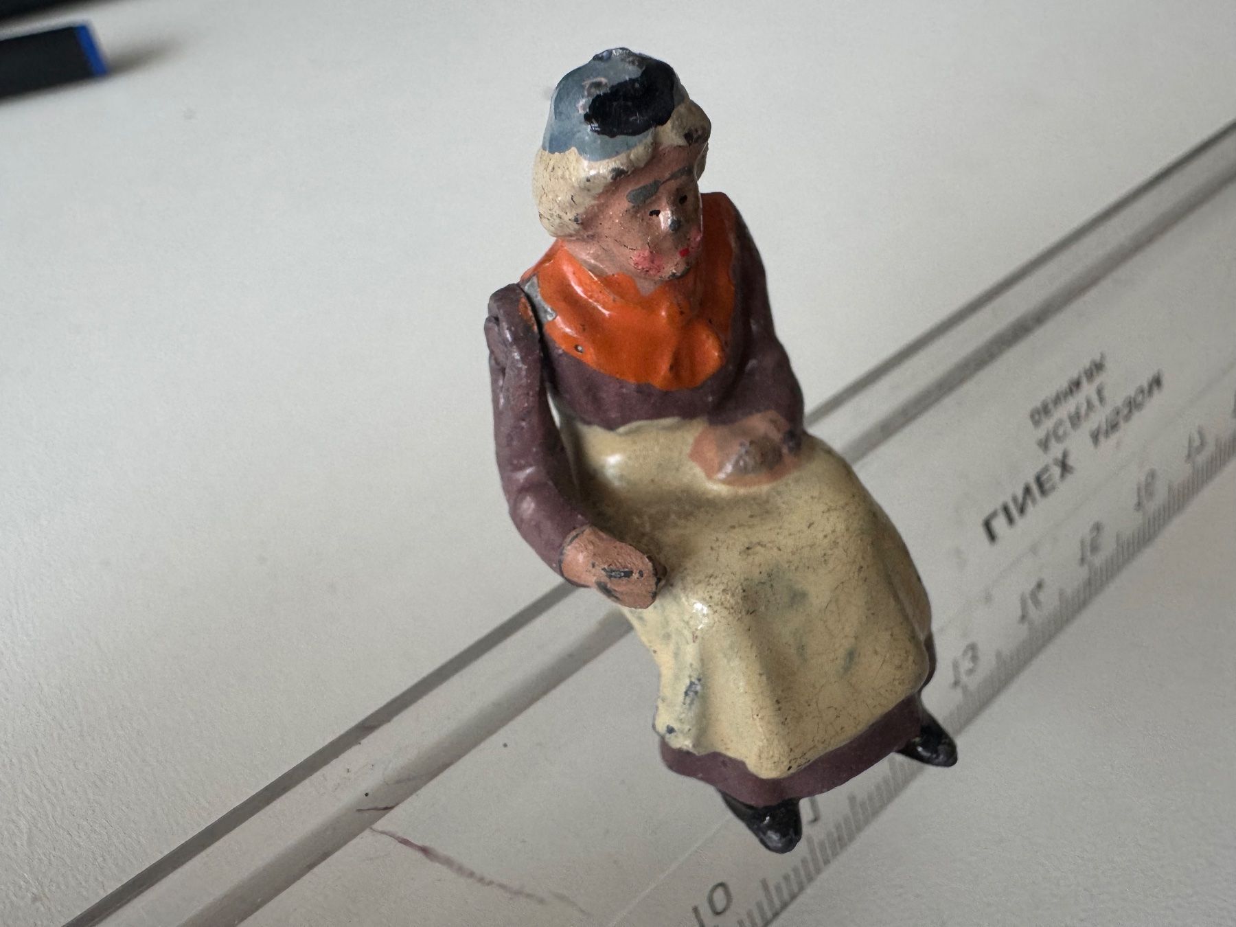 Bing Spielzeuge: Uralte, Metall-Guss Figur "Sitzende Grossmutter", H 4 cm – Gebraucht aus Winterthur von Arma3 2