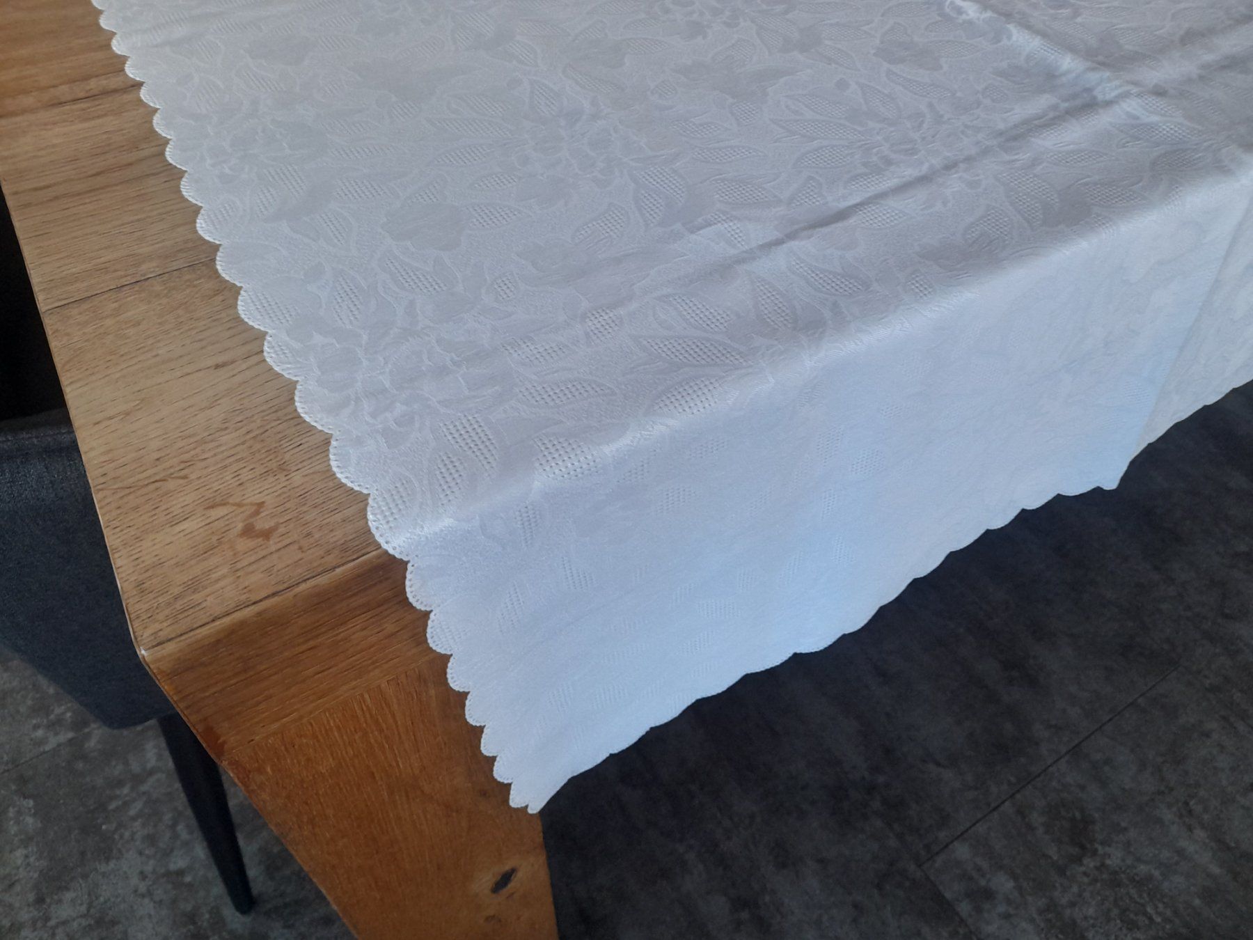 Altra biancheria da tavola: Edle, weisse Tischdecke mit Blumenmuster – Usato da Fanas venduto da Rurero03 3